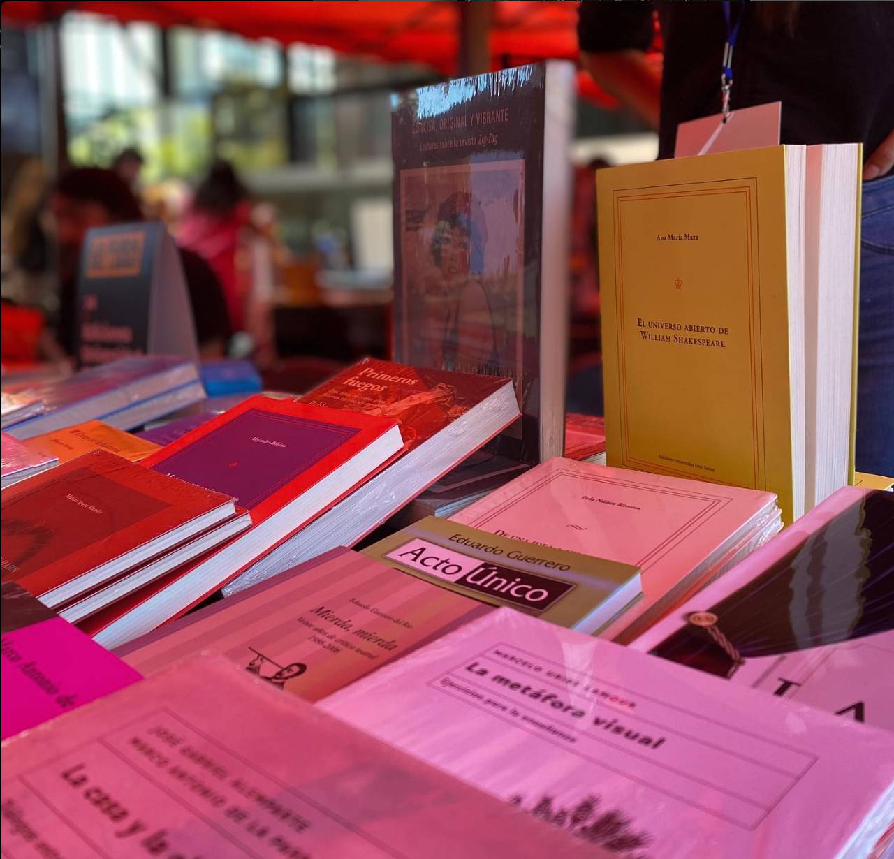 Composición editorial sobre compra de libros