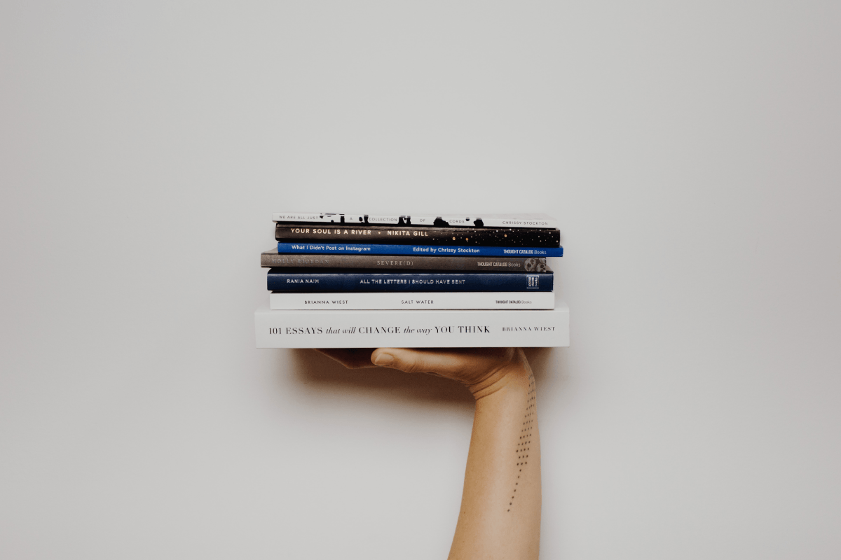 Libros abiertos en un espacio de lectura